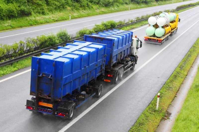 Niebieskie kontenery na ciężarówce